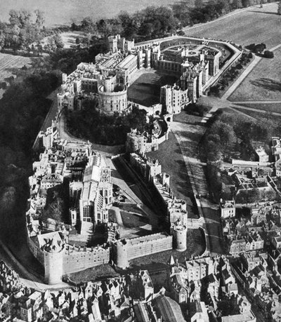 Vue aérienne du château de Windsor, avec la chapelle Saint-Georges au premier plan, 1935 - Unbekannt