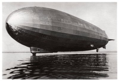 Dirigeable LZ127 Graf Zeppelin atterrissant sur le lac de Constance, Allemagne, 1933 - Unbekannt