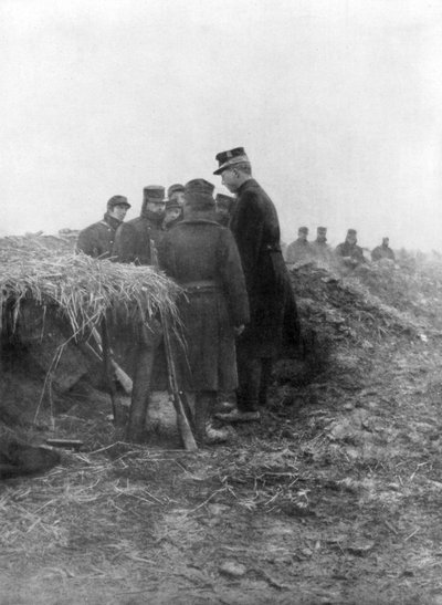 Albert Ier, le troisième roi des Belges, visitant les tranchées d