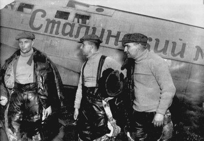 Alexander Belyakov, Georgiy Baidukov et Valery Chkalov près de leur avion le 20 juin 1937 - Unbekannt