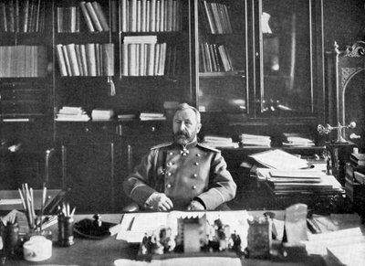 Alexei Nikolaievich Kuropatkin dans sa bibliothèque, 1904-1905 - Unbekannt