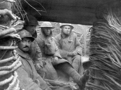 Troupes américaines et françaises dans une tranchée au front - Unbekannt