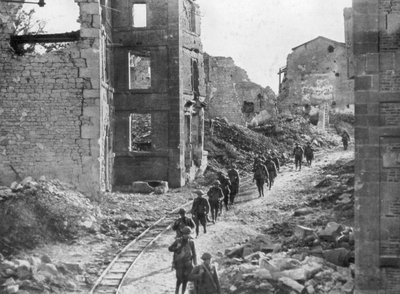 Soldats américains traversant les ruines de Varennes, Offensive Meuse-Argonne, France, 1918 - Unbekannt