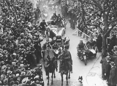 Amy Johnson conduite à travers des rues bondées, Melbourne - Unbekannt
