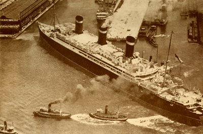 Photographie aérienne du Leviathan remorqué par de petits remorqueurs dans son dock à New York, vers 1930 - Unbekannt