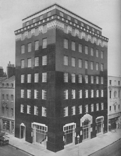 Un bâtiment tout noir à Londres orné d