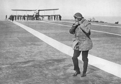 Une occasion historique : le roi Édouard enlevant son casque de vol, 1936 - Unbekannt