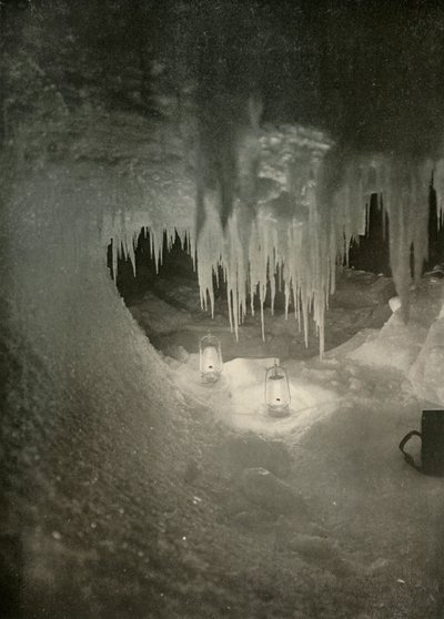 Une caverne de glace en hiver. Photographiée à la lumière des lampes-tempête, vers 1908-1909 - Unbekannt