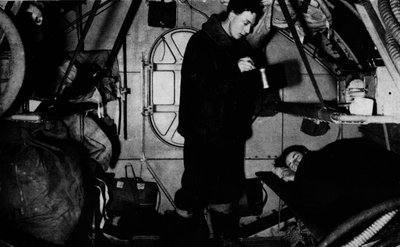 Un mécanicien de la RAF servant le petit-déjeuner à 6h30, vers 1940-1943 - Unbekannt