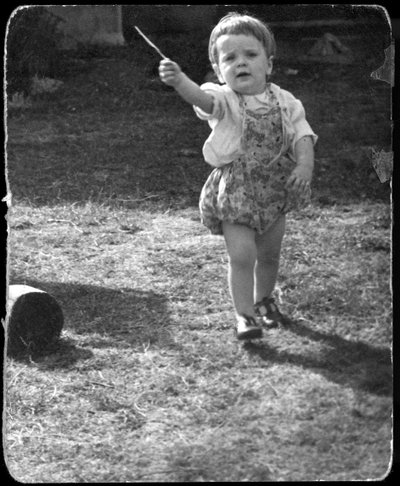 Andrew Nurnberg, fils du photographe Walter avec un bâton dans le jardin, vers 1954 - Unbekannt