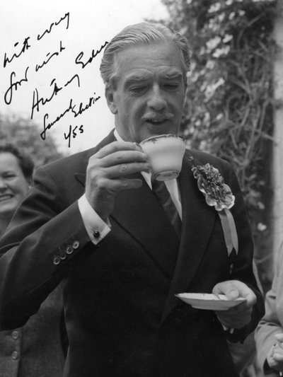 Anthony Eden, homme politique conservateur britannique, buvant une tasse de thé, 1955 - Unbekannt