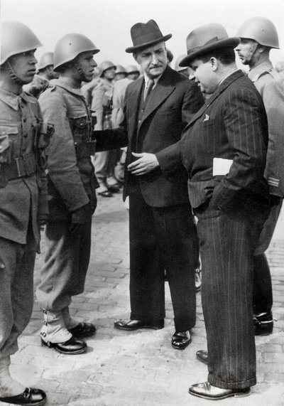 Antonio de Oliveira Salazar inspectant les troupes - Unbekannt