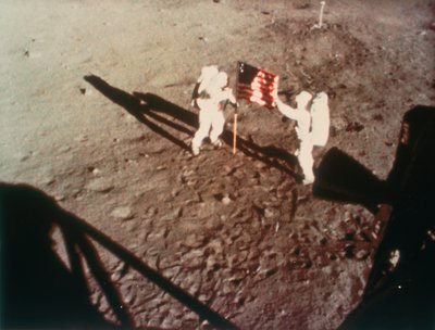 Armstrong et Aldrin déploient le drapeau américain sur la lune, 1969 - Unbekannt