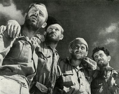 Alors que les Allemands attaquaient à Alamein, ces quatre hommes sont entrés dans les lignes britanniques, vers 1942-1943 - Unbekannt