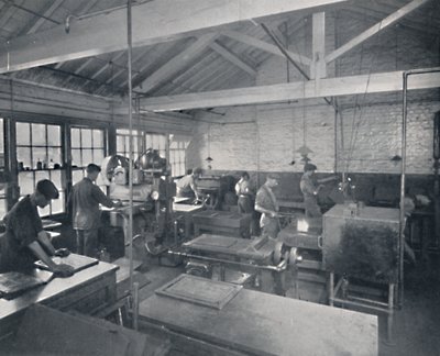 Au travail dans la fonderie. Fabrication de moules en cire des pages, 1917 - Unbekannt