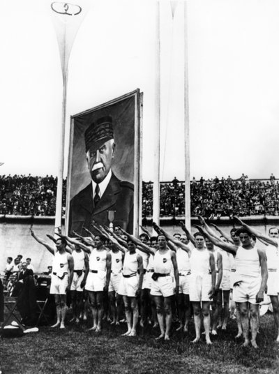 Athlètes faisant le salut fasciste, Parc des Princes, Paris, 1941 - Unbekannt