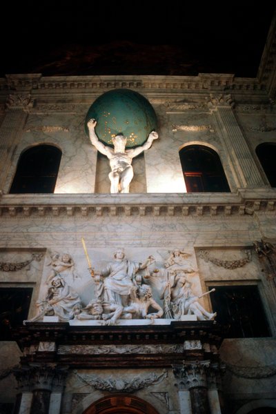Atlas portant l