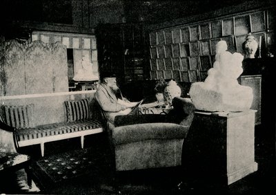 Auguste Rodin parmi ses livres au 77 rue de Varenne, vers 1900 - Unbekannt