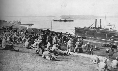 Prisonniers autrichiens capturés par les Serbes se reposant à midi sur les rives du Danube, 1915 - Unbekannt