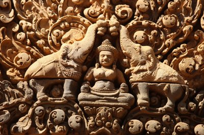 Temple de Banteay Srei à Angkor au Cambodge. Lakshmi, déesse hindoue de la richesse et épouse du dieu Vishnu, est aspergée d