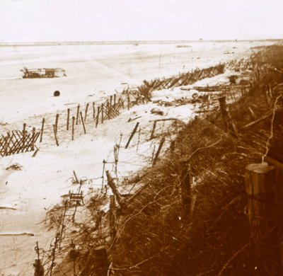 Barrières de fil barbelé sur la plage, Nieuwpoort-Bad, Flandre, Belgique, vers 1914-1918 - Unbekannt
