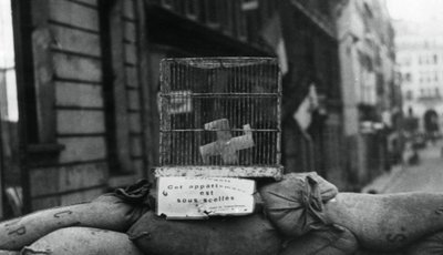 Barricade sur la rue de Chateaudun, libération de Paris, août 1944 - Unbekannt