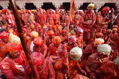 Villageois de Barsana célébrant Holi à Nandgaon, Inde - Unbekannt