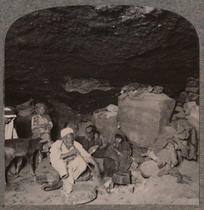 Habitants des grottes bédouines dans leurs grottes, vers 1900 - Unbekannt