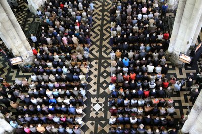 Assemblée des croyants. Ordination épiscopale. Cathédrale d