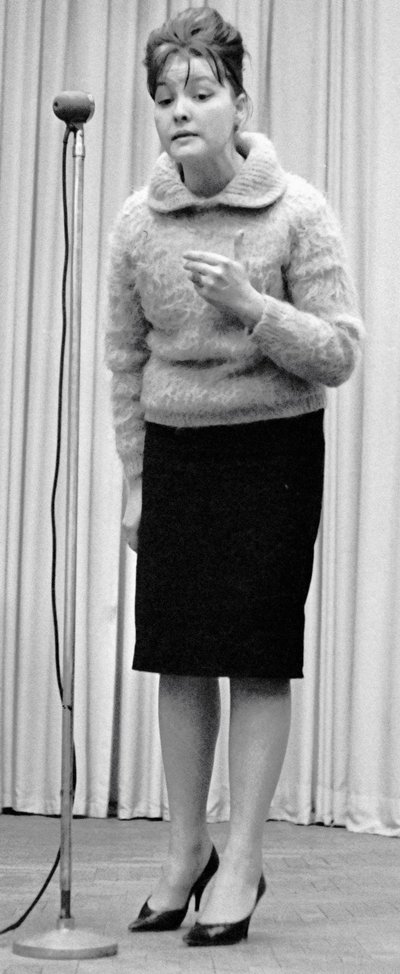 Bella Akhmadoulina, poétesse russe, années 1960 - Unbekannt