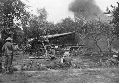 Grand canon ferroviaire tirant pendant l