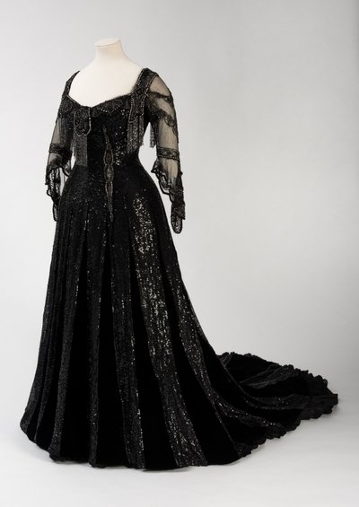 Robe de soirée noire portée par la reine Alexandra, avec décoration de perles et de paillettes et incorporant la bande de nom en soie noire et lettres dorées signature de la reine Alexandra, fabriquée par Barolet de Knightsbridge, Londres 1908-1910 - Unbekannt