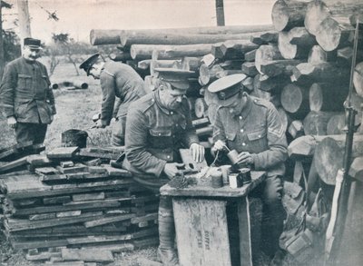 Ingénieurs britanniques avec la force expéditionnaire fabriquant des grenades à main à partir de boîtes de tabac, vers 1914 - Unbekannt