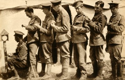 Soldats britanniques synchronisant leurs montres sur la ligne de front, Première Guerre mondiale, 1914-1918, 1933 - Unbekannt