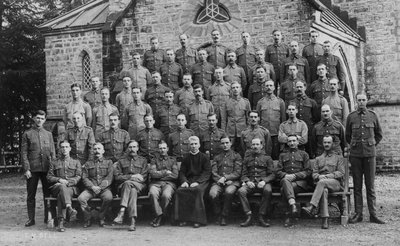 Troupes britanniques devant l