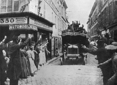 Les troupes britanniques reçoivent un accueil à leur arrivée en camion dans une ville française, 1915 - Unbekannt