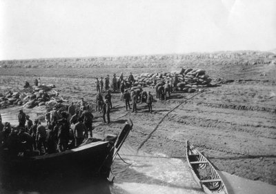 Troupes britanniques déchargeant des dattes sur le rivage du fleuve Tigre, 1918 - Unbekannt