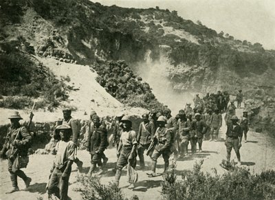 Troupes britanniques avec des prisonniers turcs, Première Guerre mondiale, 1915, vers 1920 - Unbekannt