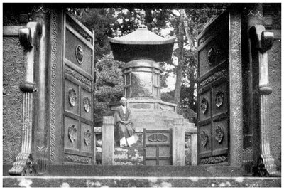 Porte en bronze et tombeau, parc de Shiba, Tokyo, Japon, 1904 - Unbekannt