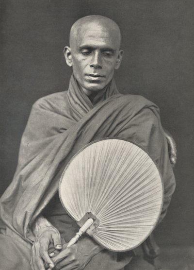 Moine bouddhiste de la secte de Birmanie avec éventail en feuille de palmier, 1926 - Unbekannt