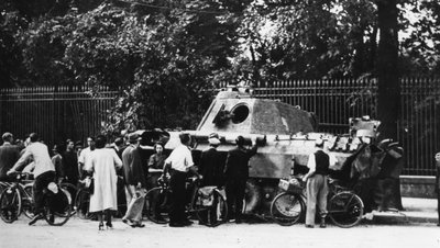 Spectateurs examinant un char abandonné sur la rue de Médicis, libération de Paris, août 1944 - Unbekannt