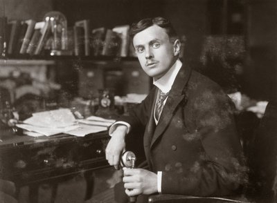C S Rolls assis à son bureau, vers 1902 - Unbekannt