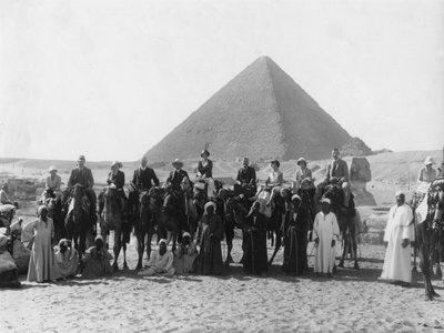Tour en chameau devant une des pyramides de Gizeh, Égypte, années 1920-1930 - Unbekannt