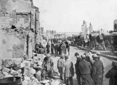 Prisonniers allemands captifs enlevant des débris des rues de Clermont-en-Argonne, France, 1914 - Unbekannt