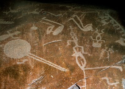 Petroglyphes sculptés de personnes, cerfs, élans, oiseaux, bottes et cercles, 4ème-3ème millénaire av. J.-C. - Unbekannt