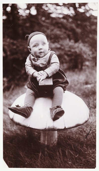 Enfant avec un appareil photo Brownie, vers 1900 - Unbekannt