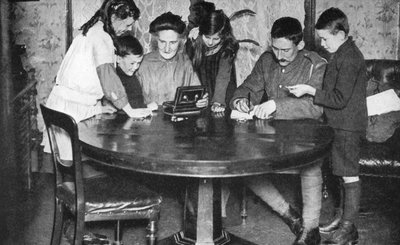 Enfants vidant leurs tirelires pour investir dans des obligations de guerre, 1936 - Unbekannt