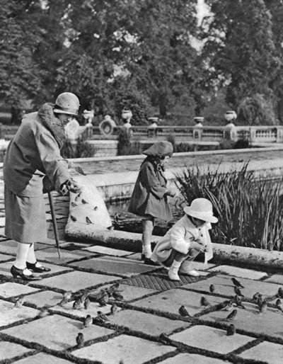 Enfants nourrissant les moineaux à Hyde Park, Londres, 1926-1927 - Unbekannt