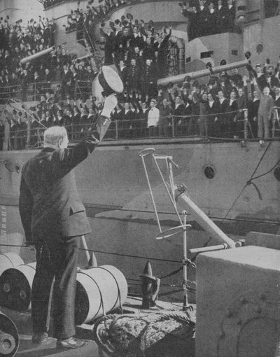 Churchill répond aux acclamations de l