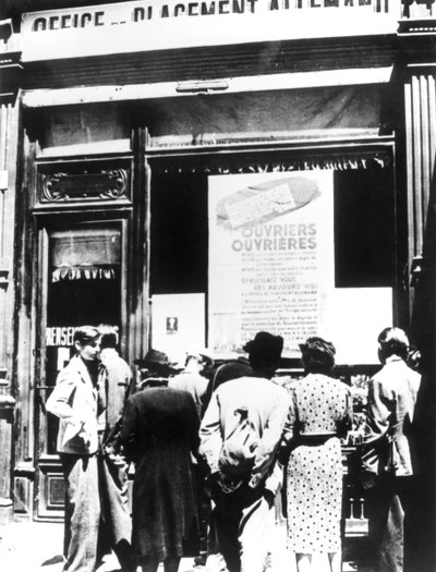 Citoyens de Paris devant un bureau de recrutement de main-d